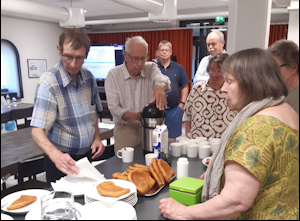 Kokouskahvit nautittiin museolla Kavassi-kabinetissa tietenkin tunnetun savonlinnalaisen perinneherkun omenalrtsyn kanssa. 