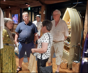 Marketta Kukkonen, Jouni Paakkinen, Hanna-Mari Helkkala-Paakkinen ja Esko Paakkinen museon aulassa kokouksen jlkeen keskustelemassa tutustuisiko nyttelyihin, Olavinlinnaan tai lhtisik risteilylle.