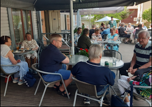 Ennen varsinaista sukukokousta tavattiin 1800-luvulla rakennetussa puutalossa toimivassa Saima-kahvilassa.