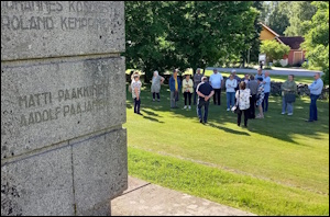 Rautjärveltä matka jatkui Parikkalan kirkolle, jossa tutustuttiin v. 1918 kansalaissodan hautamuistomerkkiin ja sen juurella lepäävän Matti Paakkisen kohtaloon sodassa.