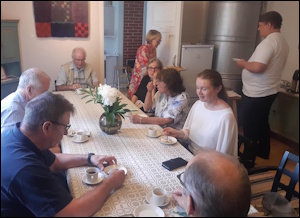 Vanhassa kunnantuvassa sijaitsevan Käspaikan monipuolisiin näyttelyihin sisältyi myös puheenjohtajamme Helena Paakkisen töitä. Käspaikassa nautittiin myös retkikahvit.