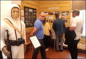 Kollaa ja Simo Häyhä -museossa tutustuttiin Kollaan taisteluihin ja maailman parhaan tarkka-ampujan saavutuksiin talvisodassa sekä Miettilän entiseen varuskunta-alueeseen.