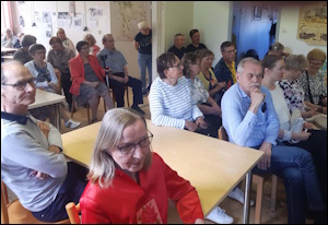 Koulun historiasta juhlayleisölle teki selkoa Pekka Paakkinen ja Helena Paakkinen kertoi koululle pystytetystä taulunäyttelystä. Mukana oli yli 30 sukuseuran jäsentä.